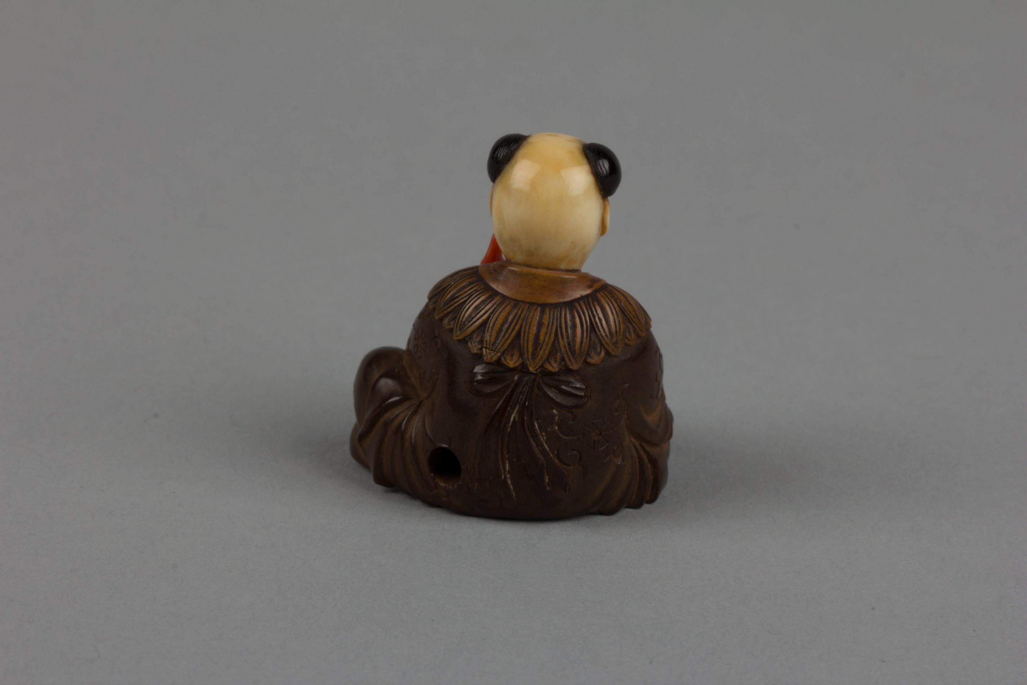 Netsuke of Seated Man with a Flower Pot, Image 2/5