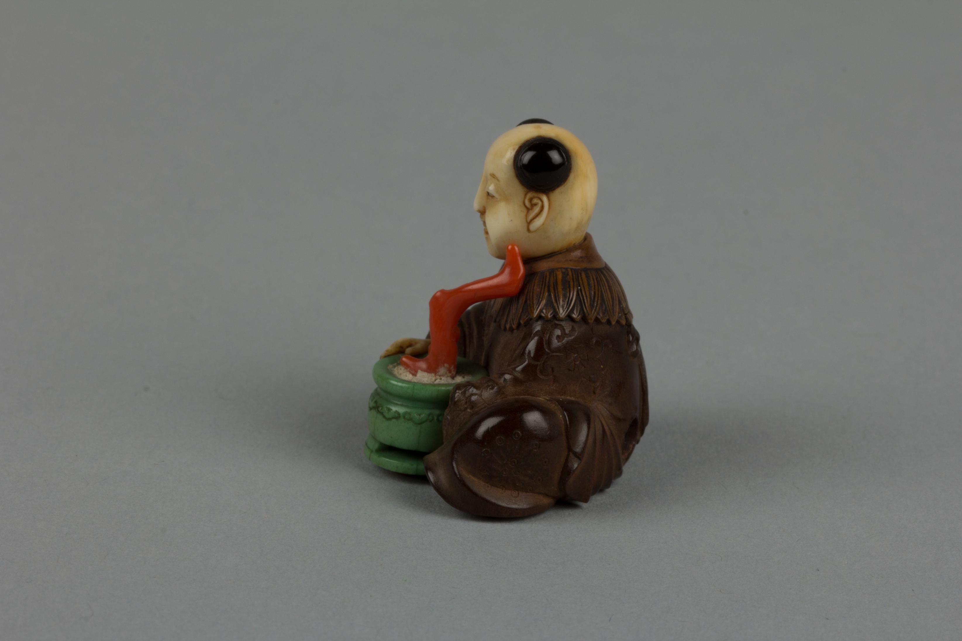 Netsuke of Seated Man with a Flower Pot, Image 4/5