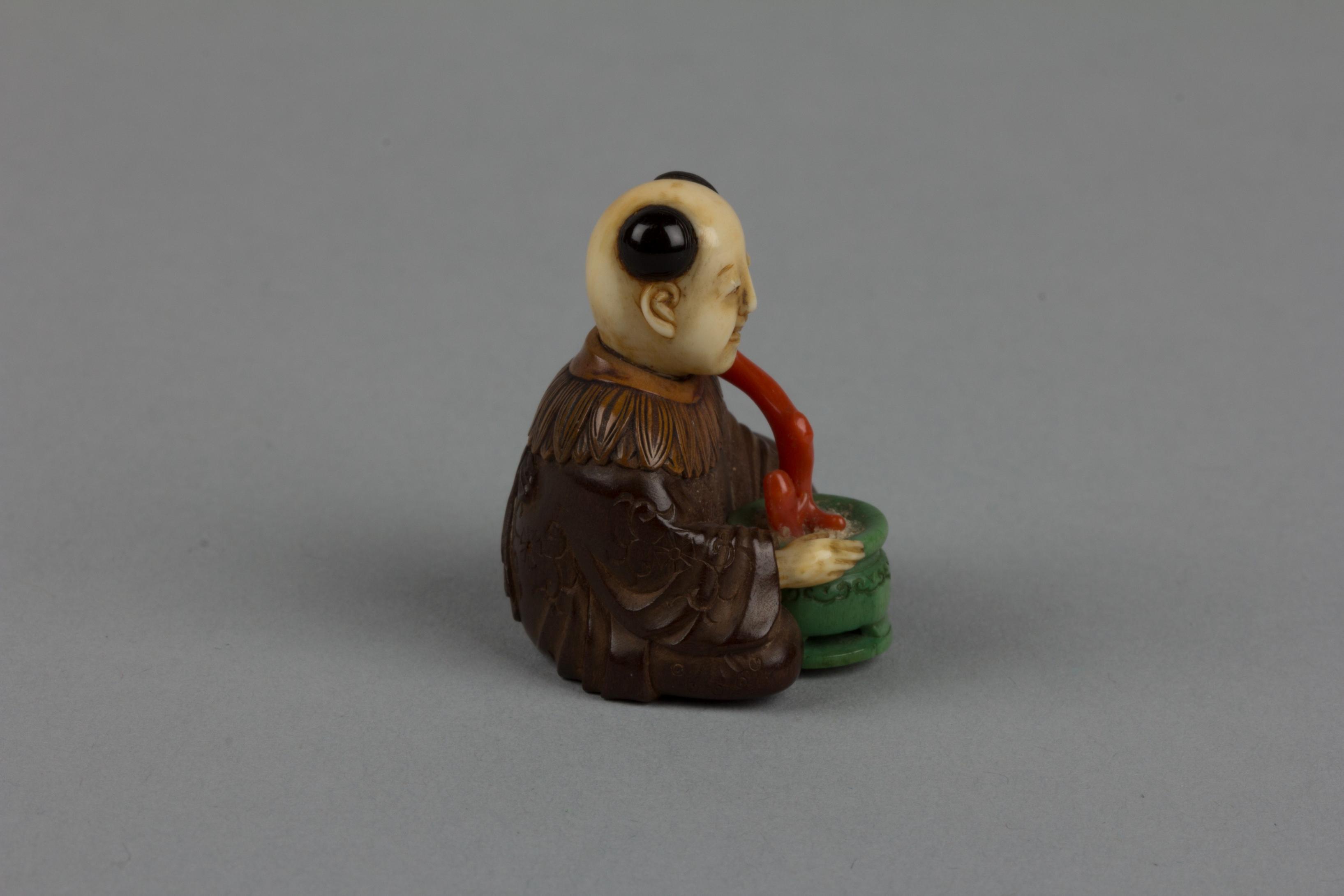Netsuke of Seated Man with a Flower Pot, Image 5/5
