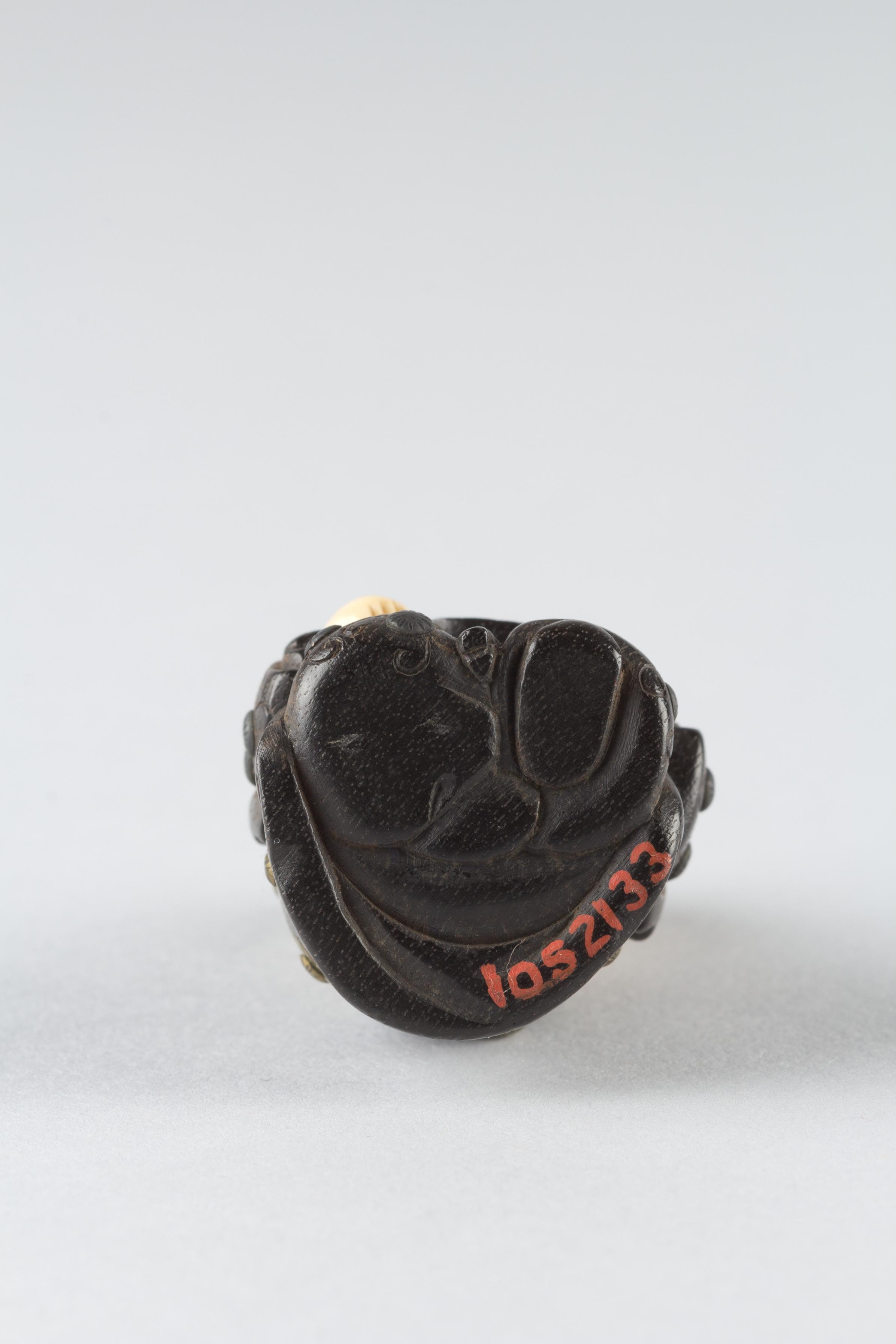 Netsuke of Boy with a Fan, Image 5/5
