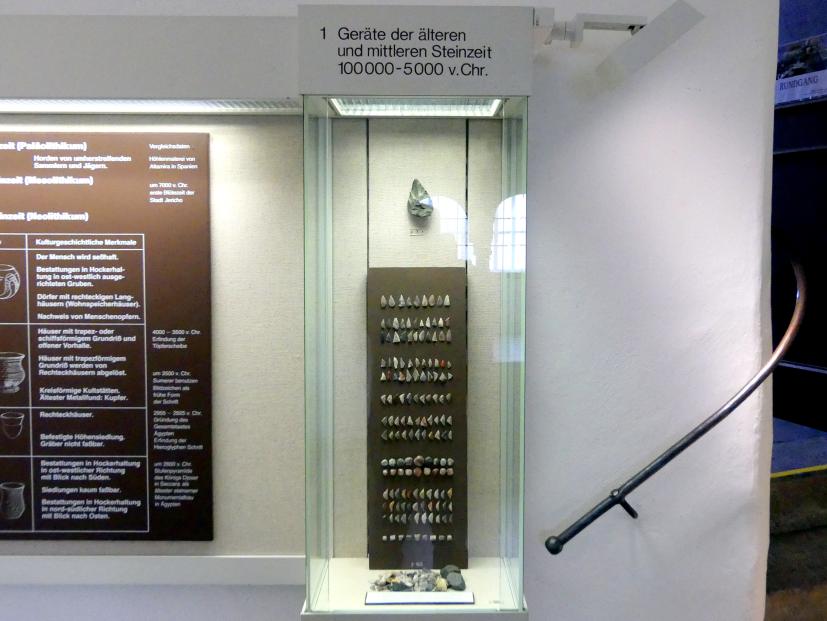 Würzburg, Museum für Franken, Vitrine 1, Geräte der älteren und mittleren Steinzeit