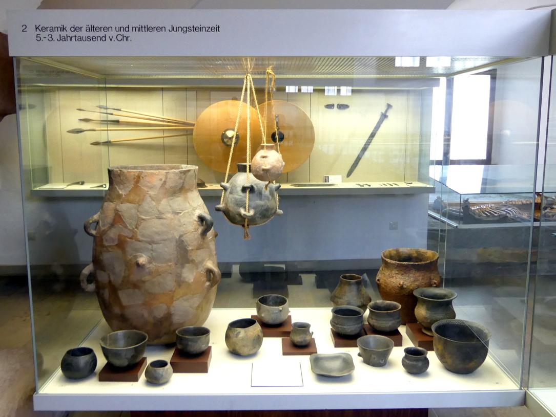 Würzburg, Museum für Franken, Vitrine 2, Keramik der älteren und mittleren Jungsteinzeit