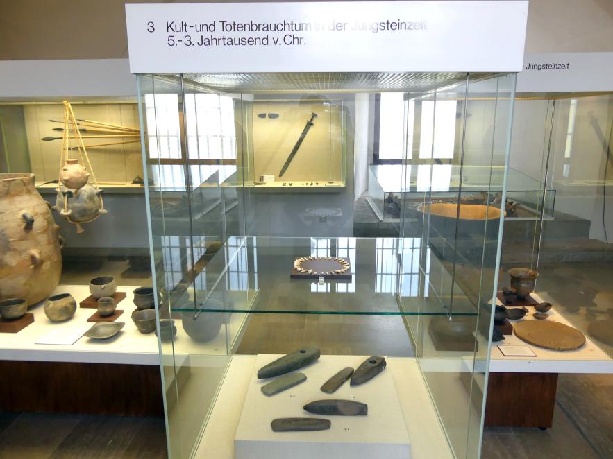 Würzburg, Museum für Franken, Vitrine 3, Kult- und Totenbrauchtum in der Jungsteinzeit
