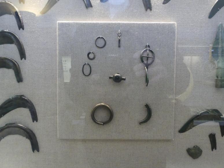 Würzburg, Museum für Franken, Vitrine 12, Schmuck und Gerät der Urnenfelderzeit, Bild 2/2