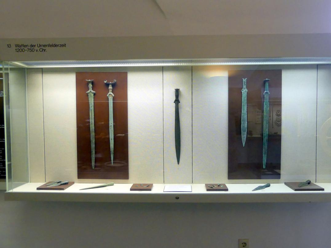 Würzburg, Museum für Franken, Vitrine 13, Waffen der Urnenfelderzeit