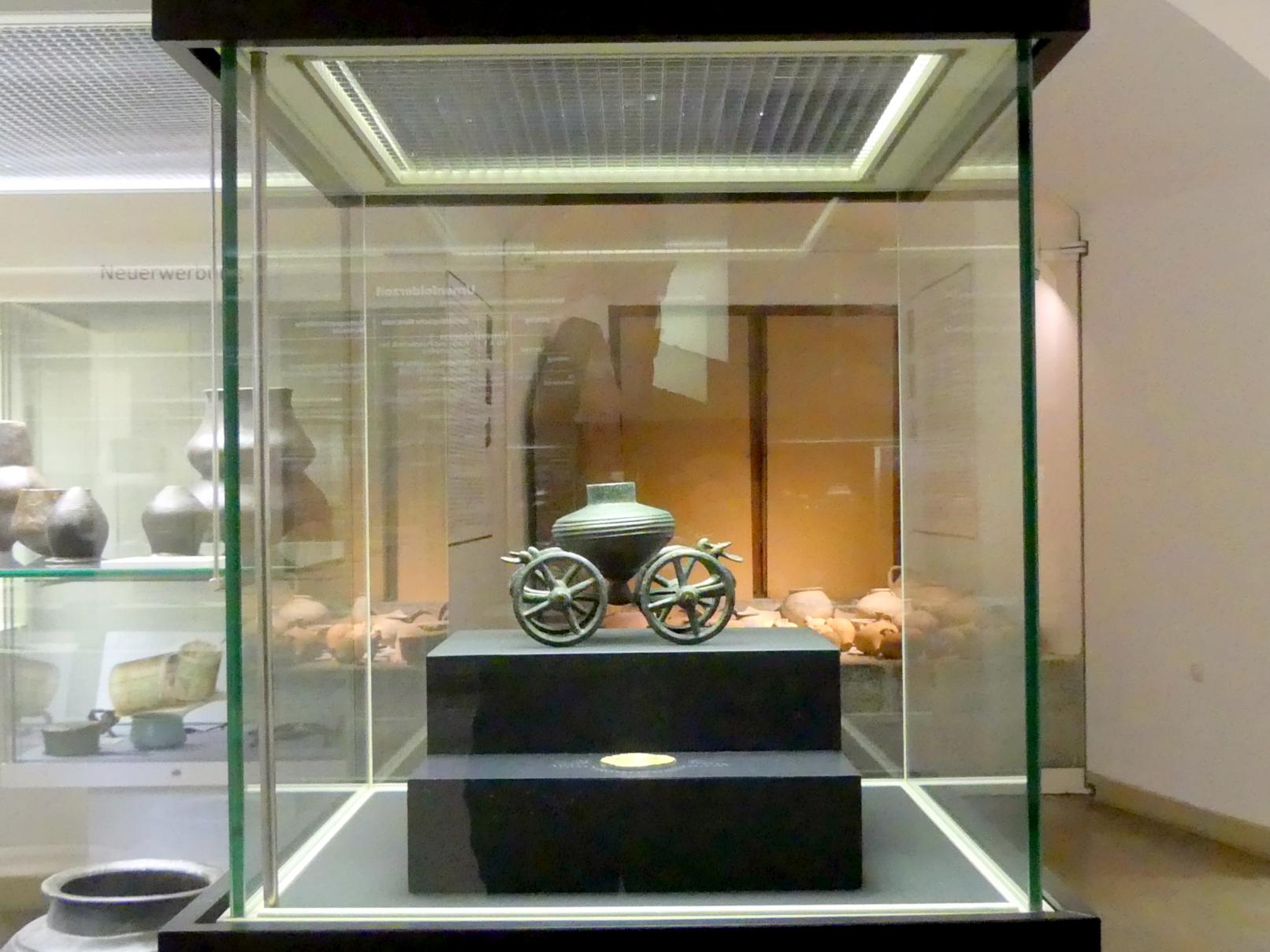 Würzburg, Museum für Franken, Vitrine 15, Das Kesselwagengrab von Acholshausen