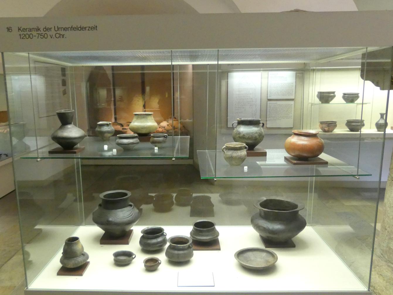 Würzburg, Museum für Franken, Vitrine 16, Keramik der Urnenfelderzeit