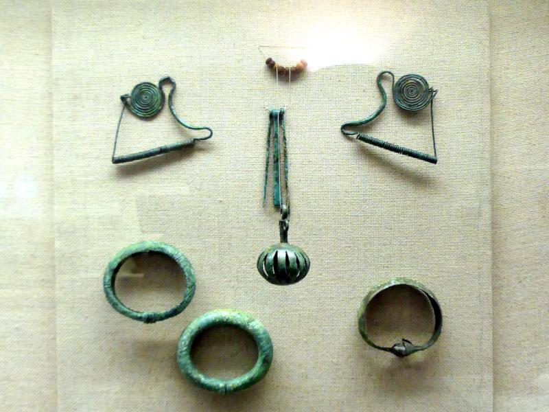 Würzburg, Museum für Franken, Vitrine 17, Schmuck der Hallstattzeit, Bild 2/2