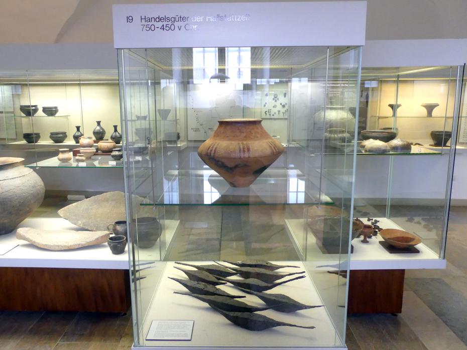 Würzburg, Museum für Franken, Vitrine 19, Handelsgüter aus der Hallstattzeit