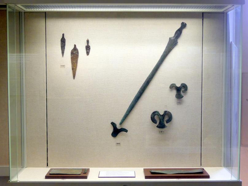 Würzburg, Museum für Franken, Vitrine 22, Waffen und Tracht der Hallstattzeit