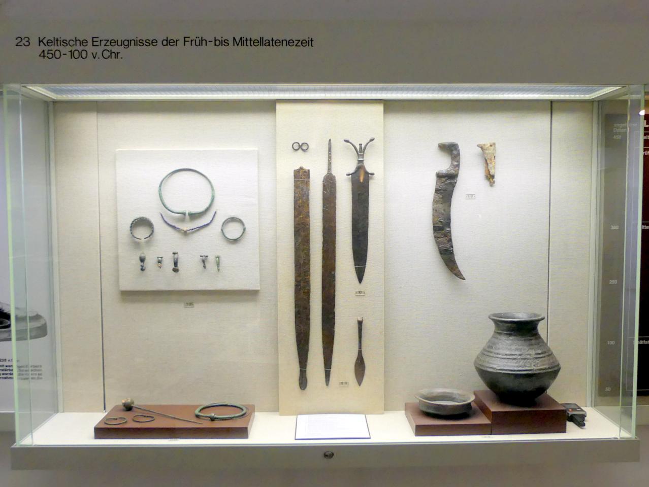 Würzburg, Museum für Franken, Vitrine 23, Erzeugnisse der Früh- bis Mittellatenezeit, Bild 1/3