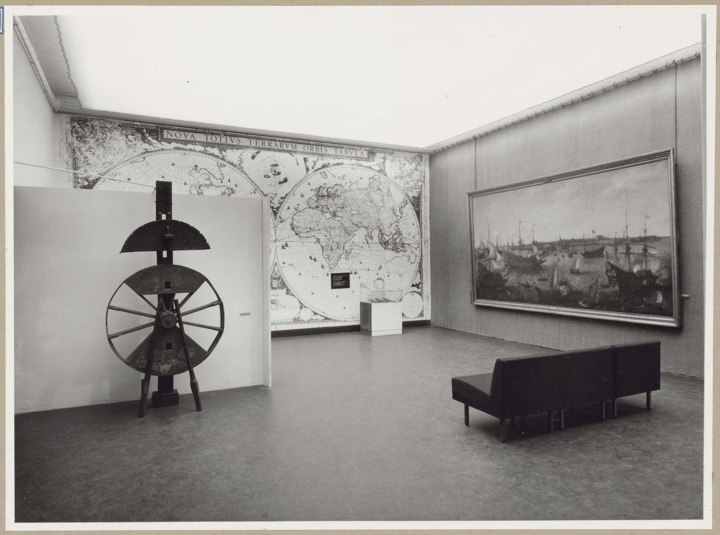 Zaal met wiel, wereldkaart en schilderij