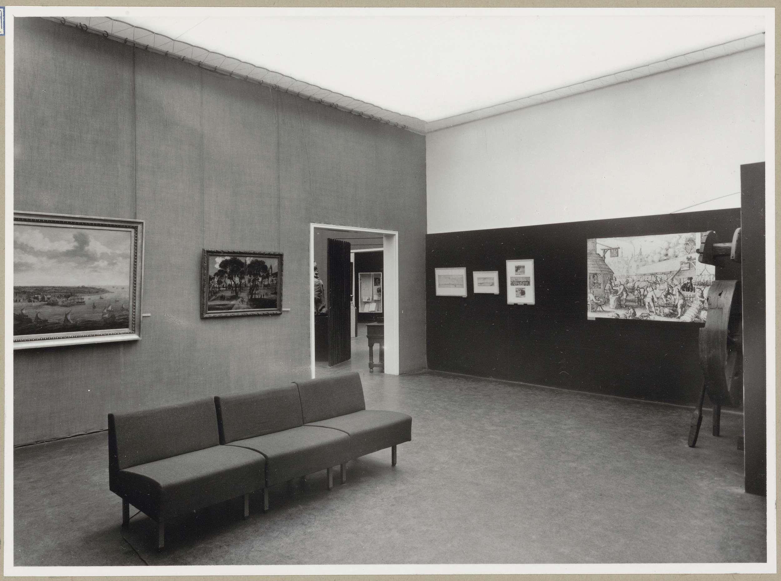 Zaal met links een doorgang en rechts een wiel