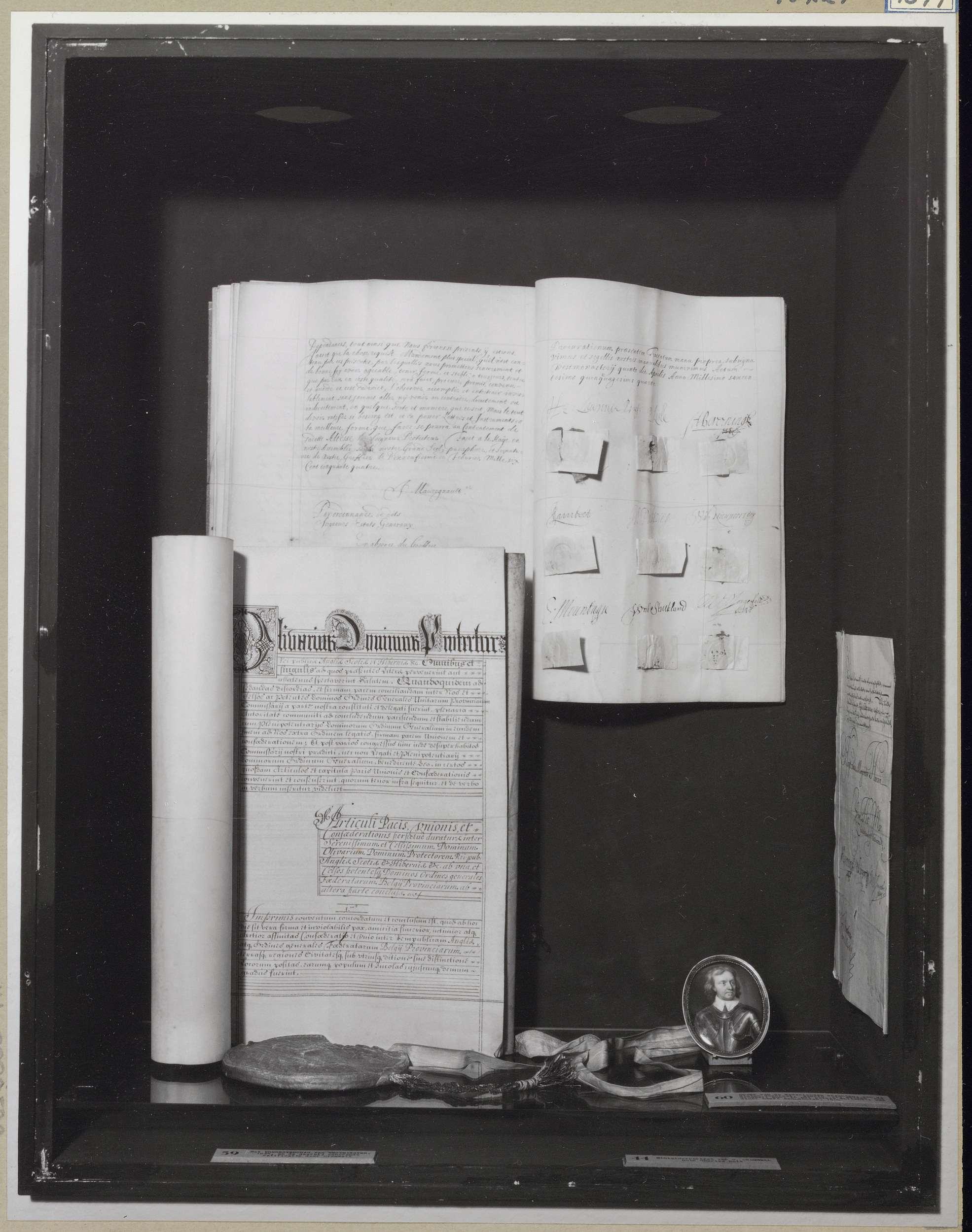 Vitrine met twee boeken en een brief