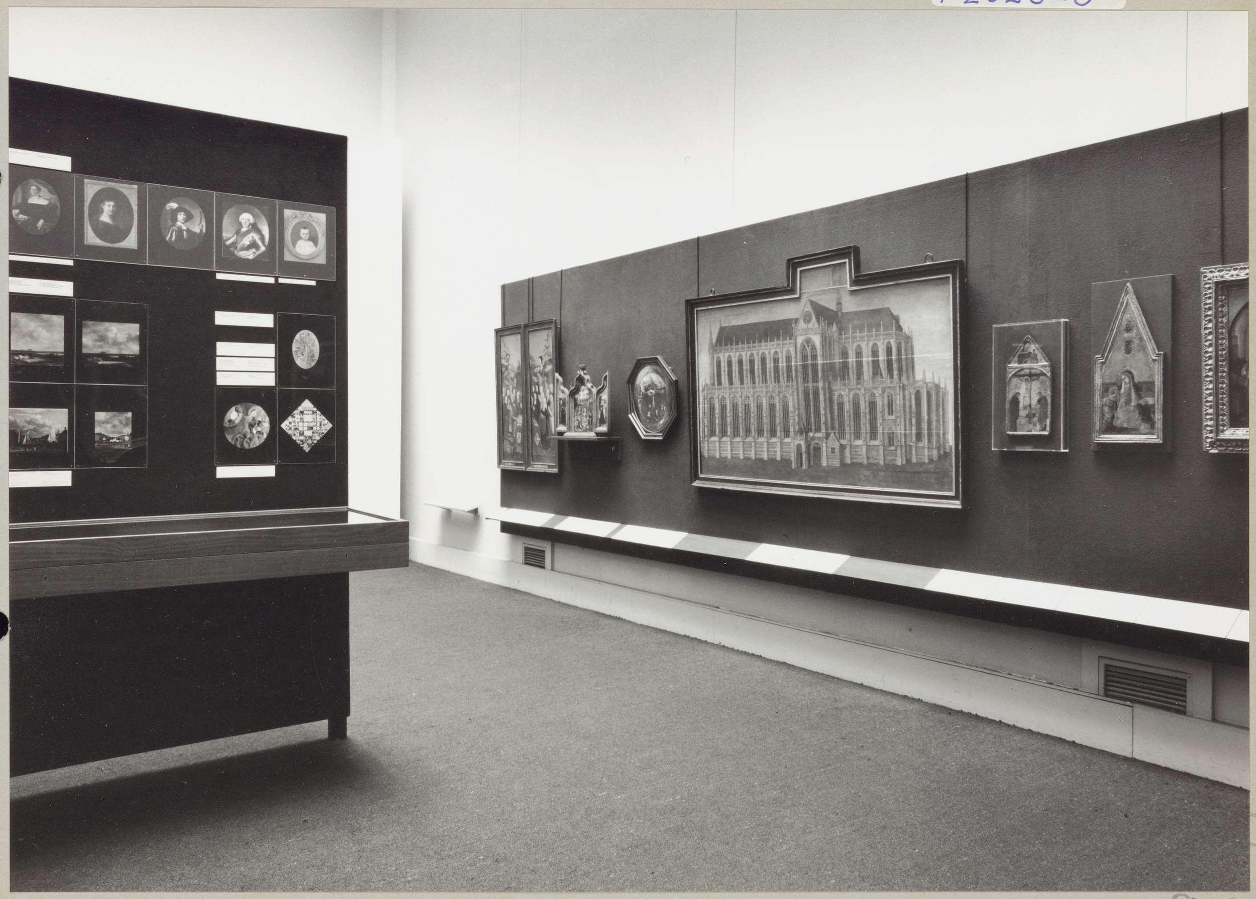 Kabinet van de Eregalerij met diverse objecten en een informatiepaneel