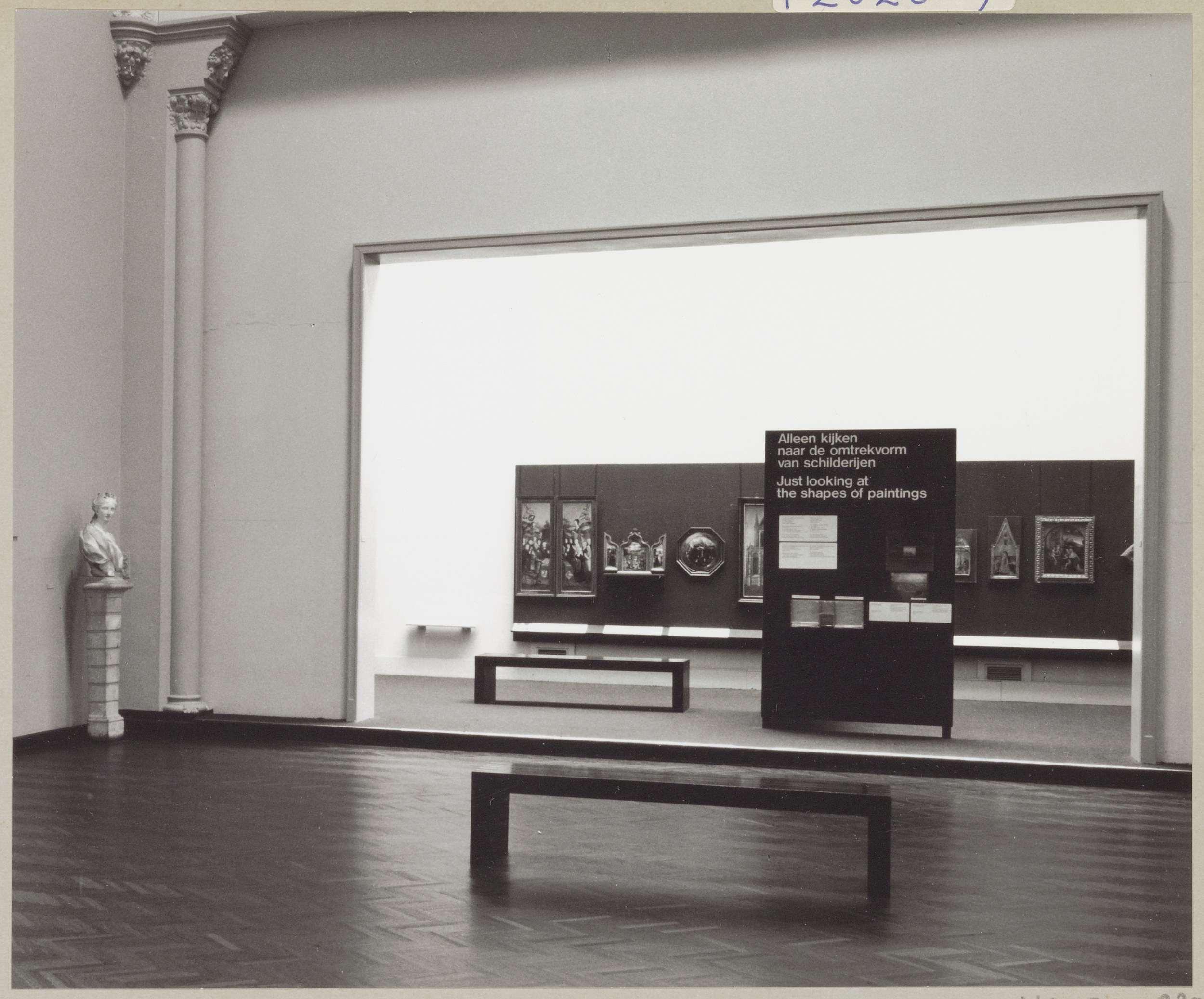 Kabinet van de Eregalerij met diverse objecten en een informatiepaneel met de tentoonstellingstitel