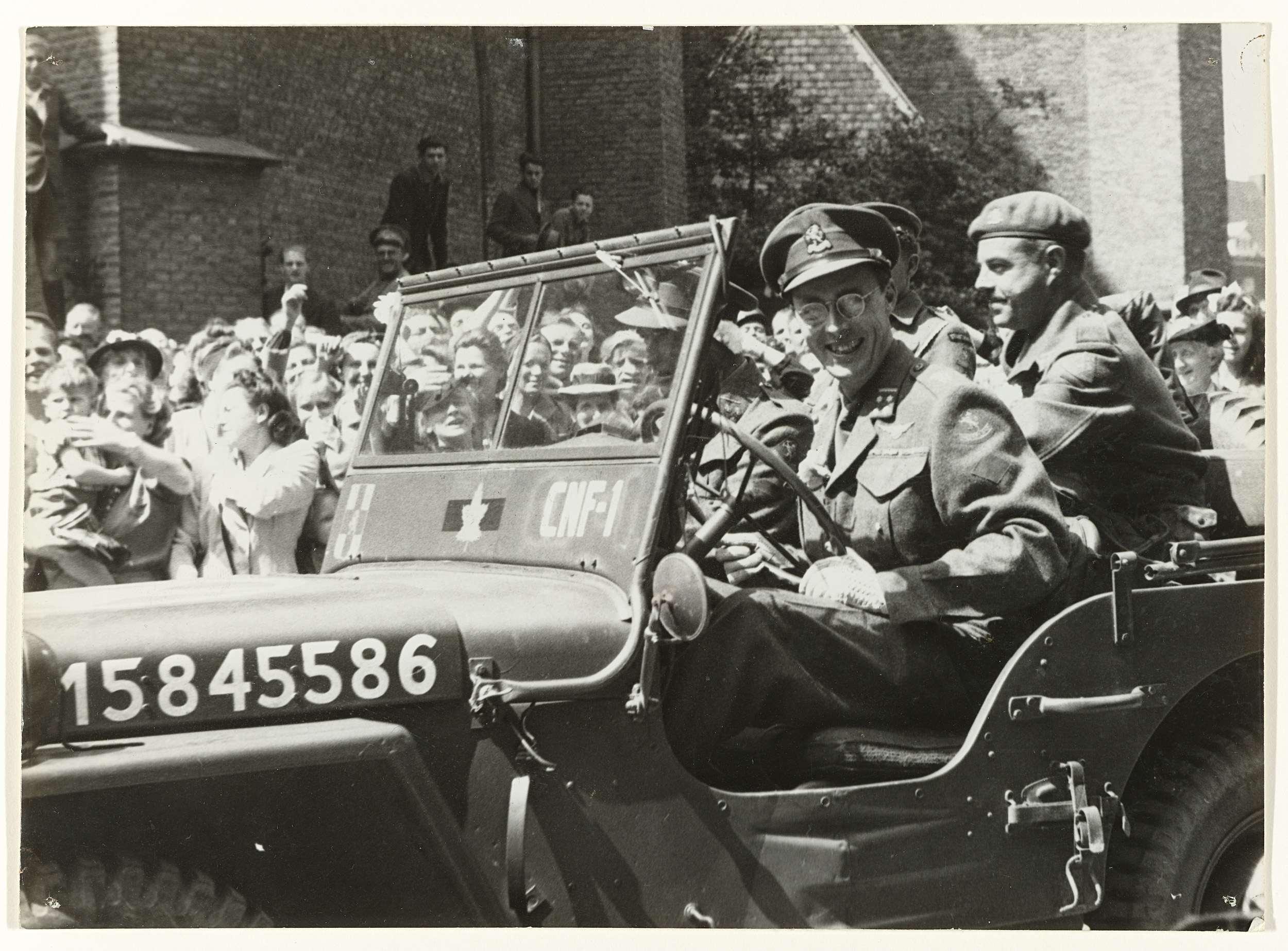 Prins Bernhard in zijn jeep