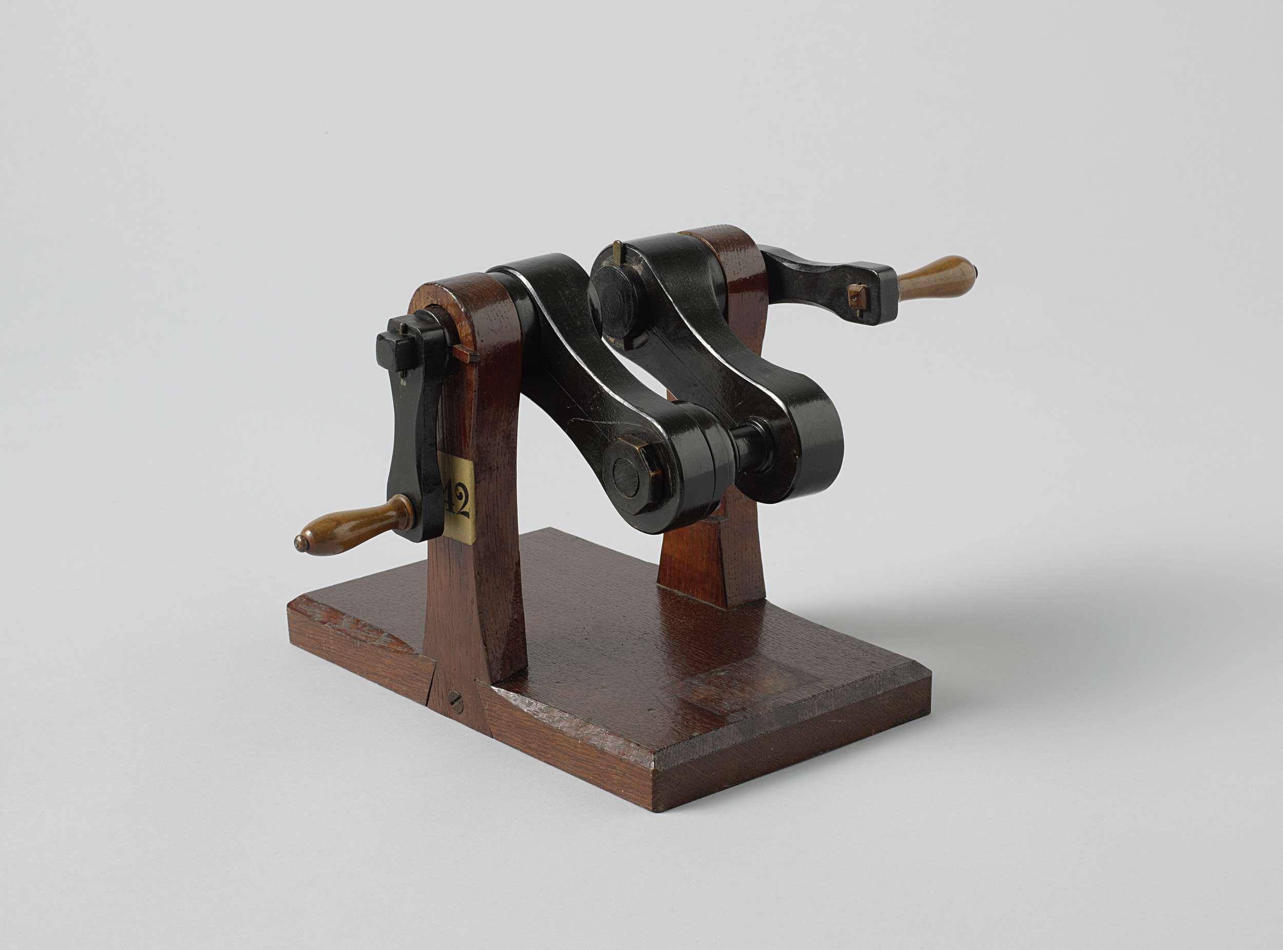 Model of a Disengaging Gear for Paddle Wheels