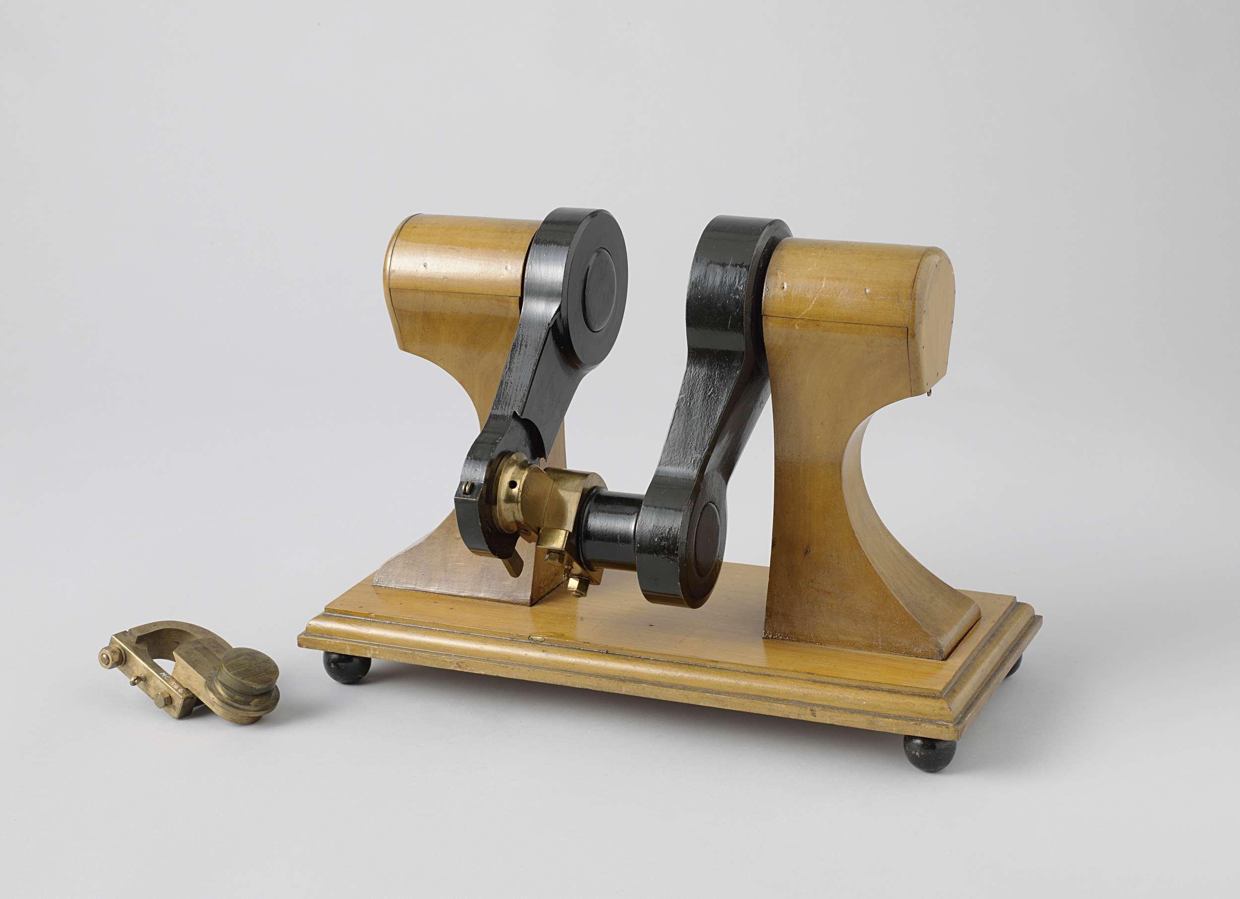 Model of a Disengaging Gear for Paddle Wheels