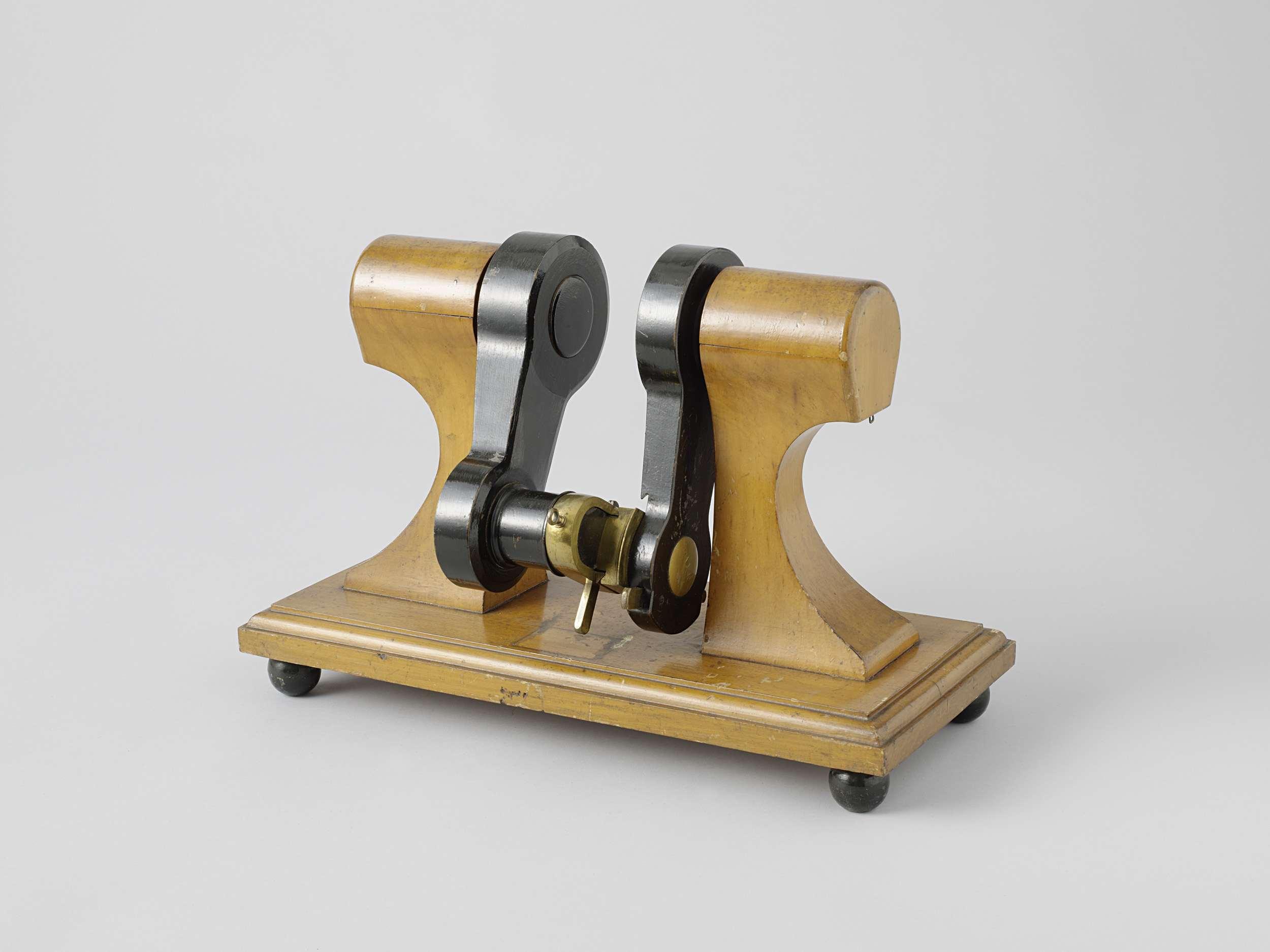 Model of a Disengaging Gear for Paddle Wheels