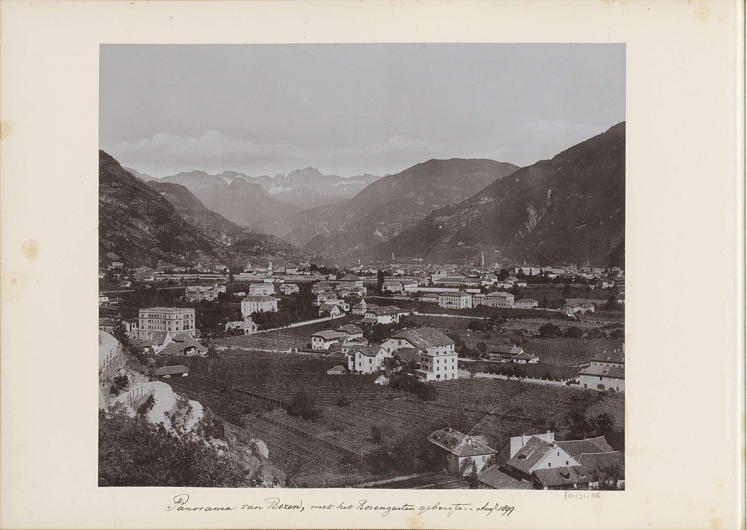 Gezicht op Bolzano en het Rosengartenmassief