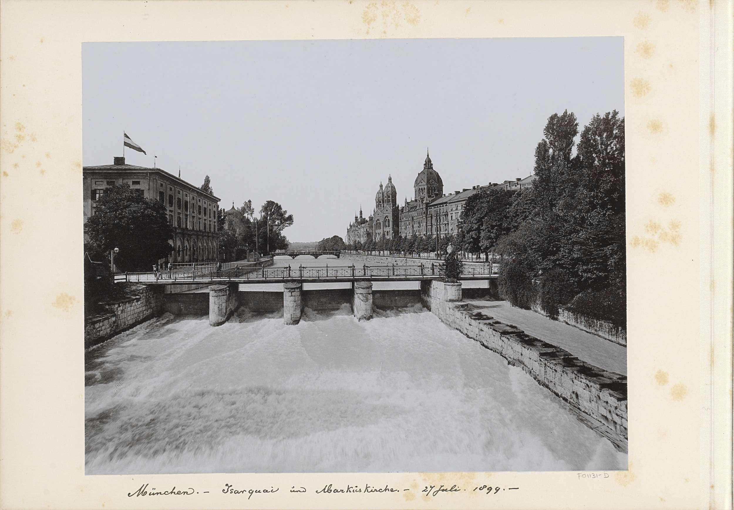 Gezicht op de Isar, een brug en de Markuskirche in München