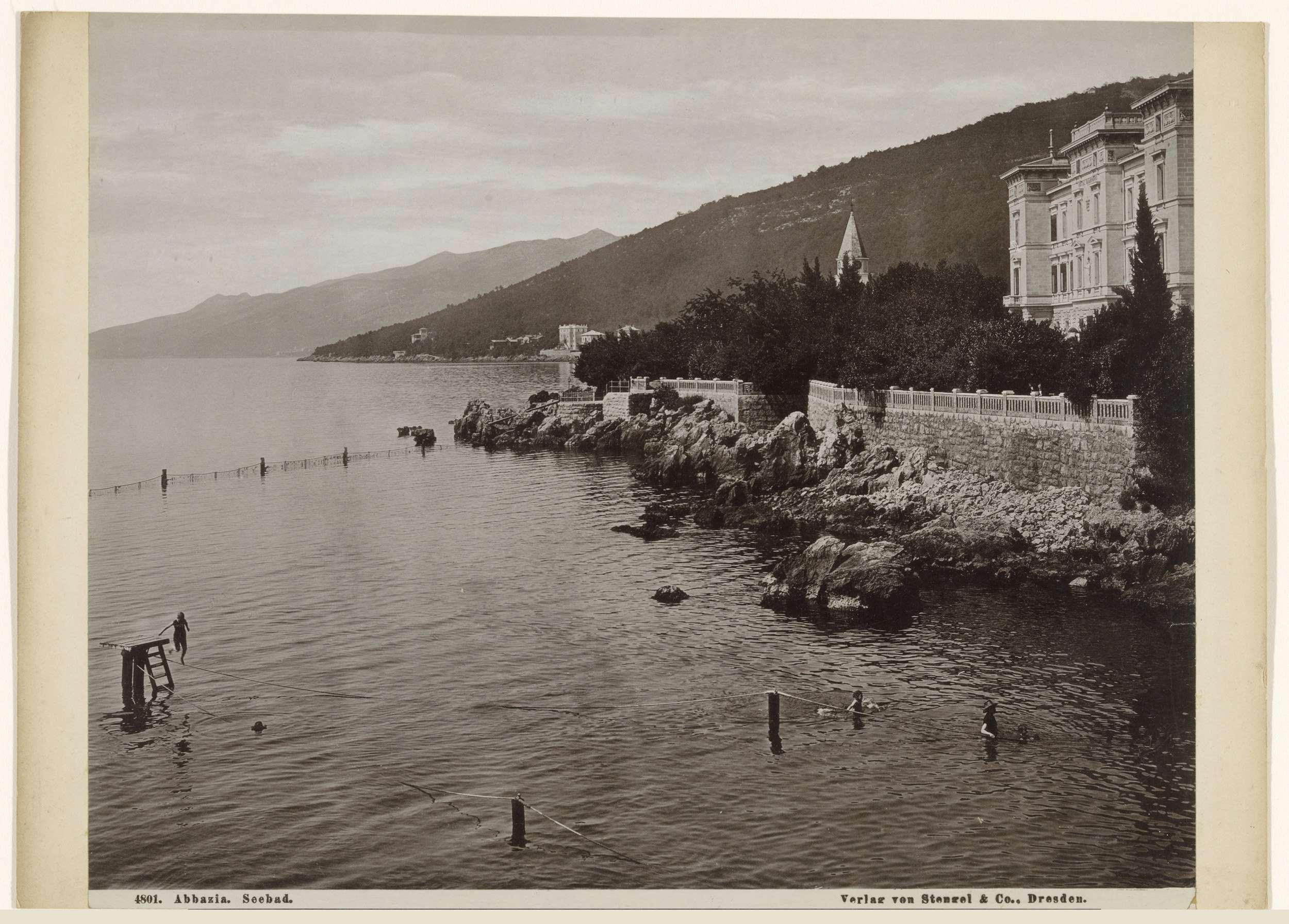 Zwemmers voor de kust van Opatija