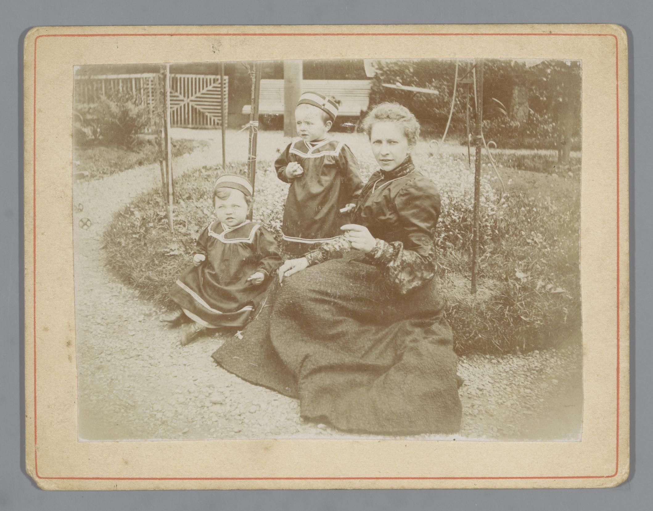 Portret van Wilhelmina Gerarda Hoogendijk en haar kinderen Ad en Johanna van der Kop in een tuin