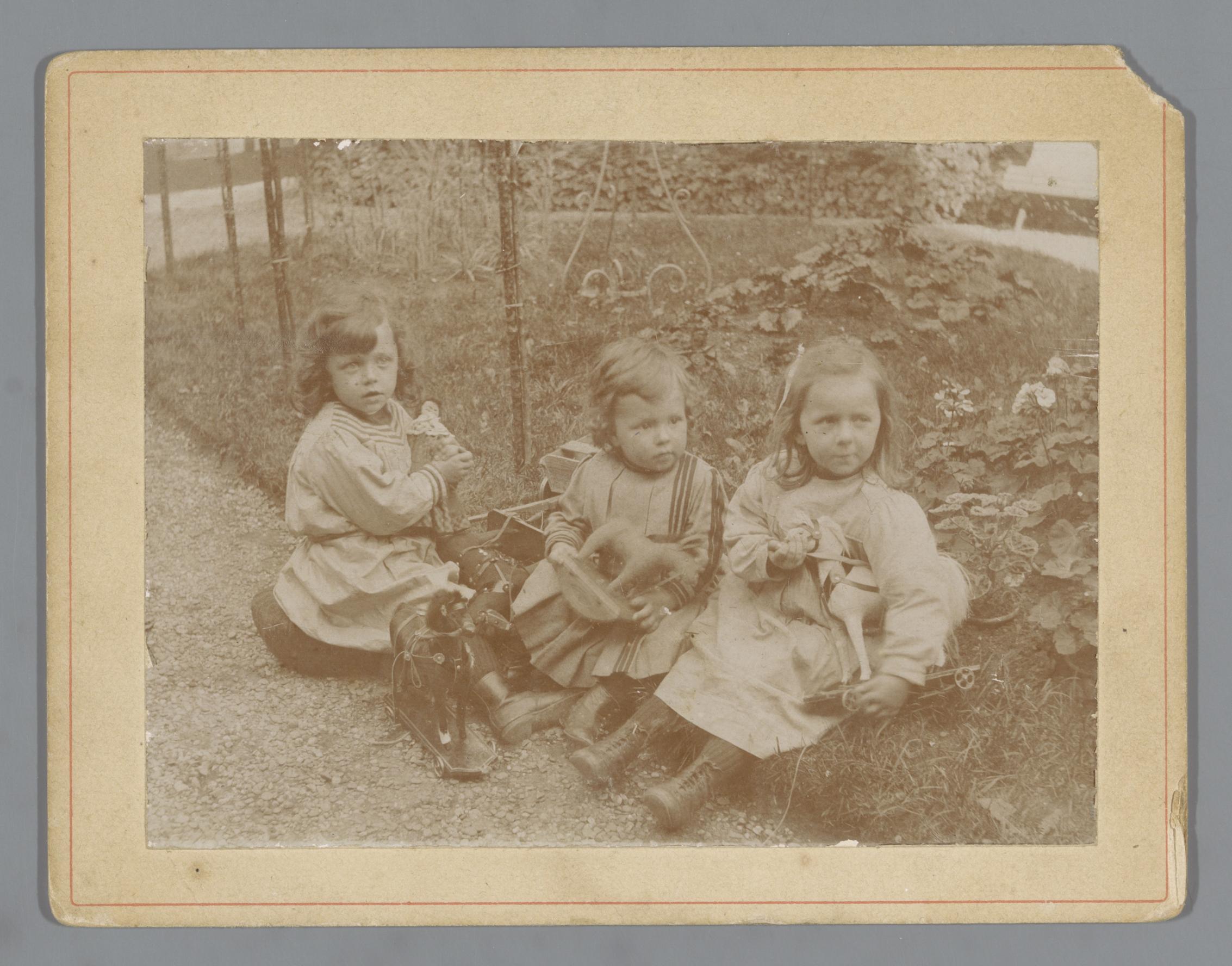 Portret van de kinderen Ad, Johanna en Han van der Kop in een tuin