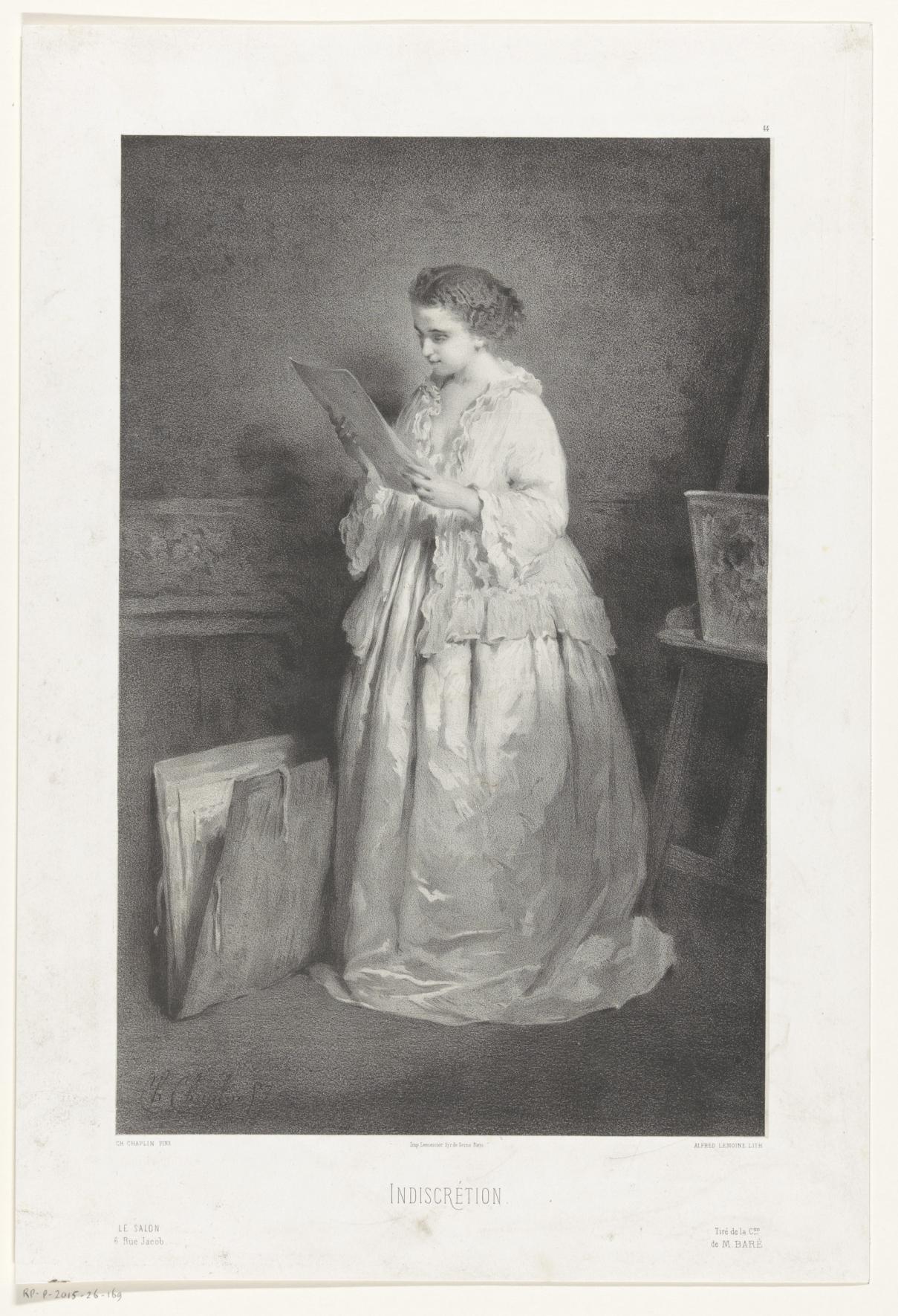 Jonge vrouw bekijkt een prent of tekening
