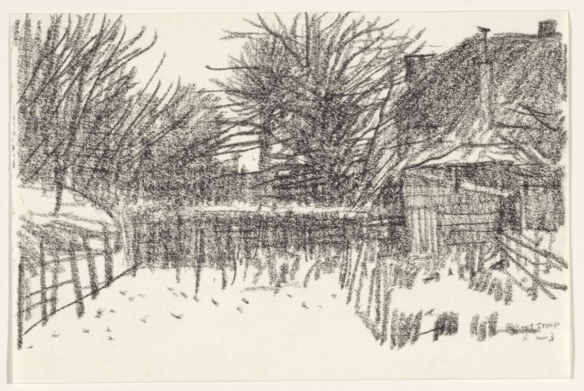 Land met hek, bomen en schuur