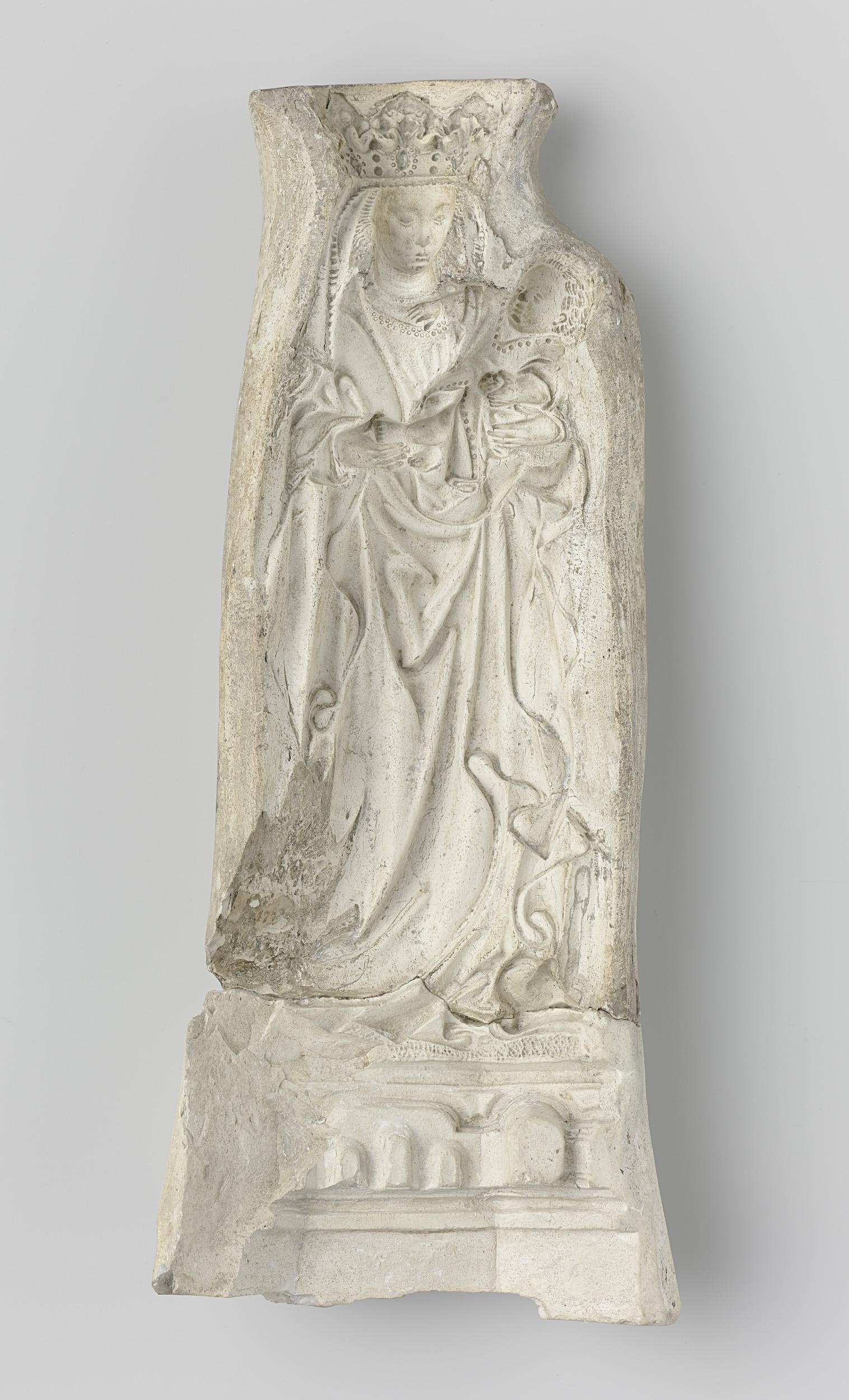 Fragment van een voormal voor een Maria met kind