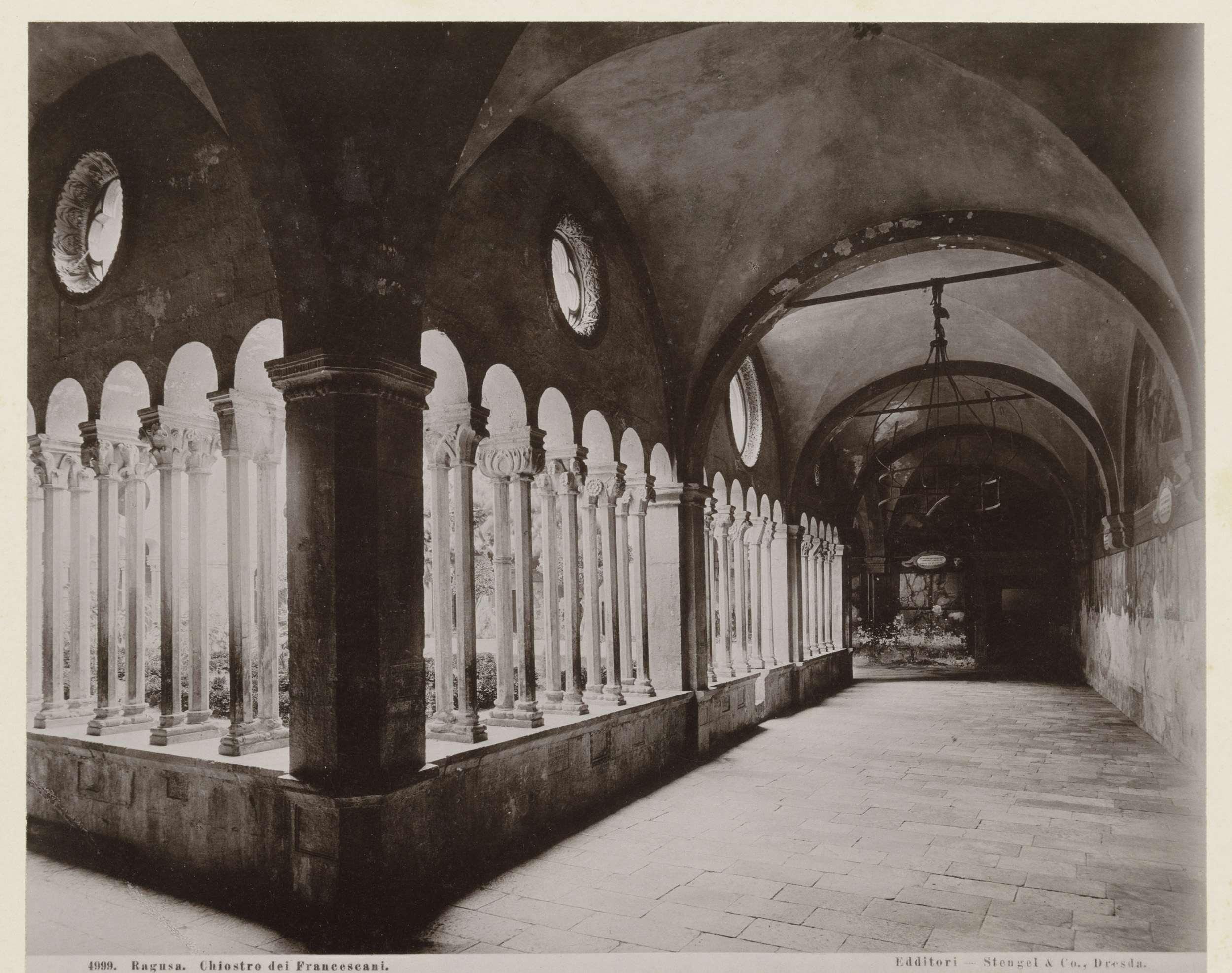 Kloostergang van het Franciscanenklooster te Dubrovnik