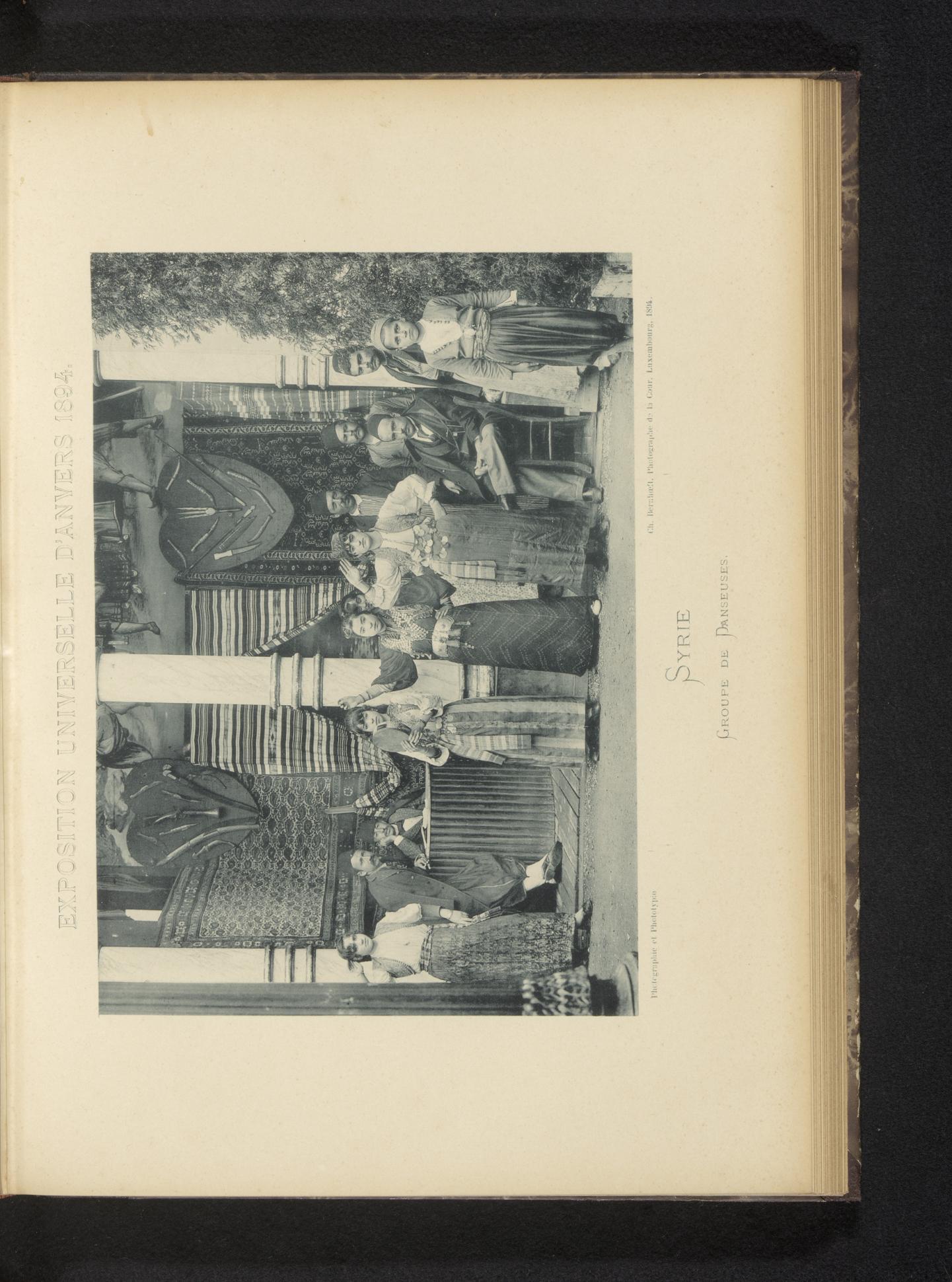 Groep dansers in het Syrische deel van de Wereldtentoonstelling van Antwerpen in 1894