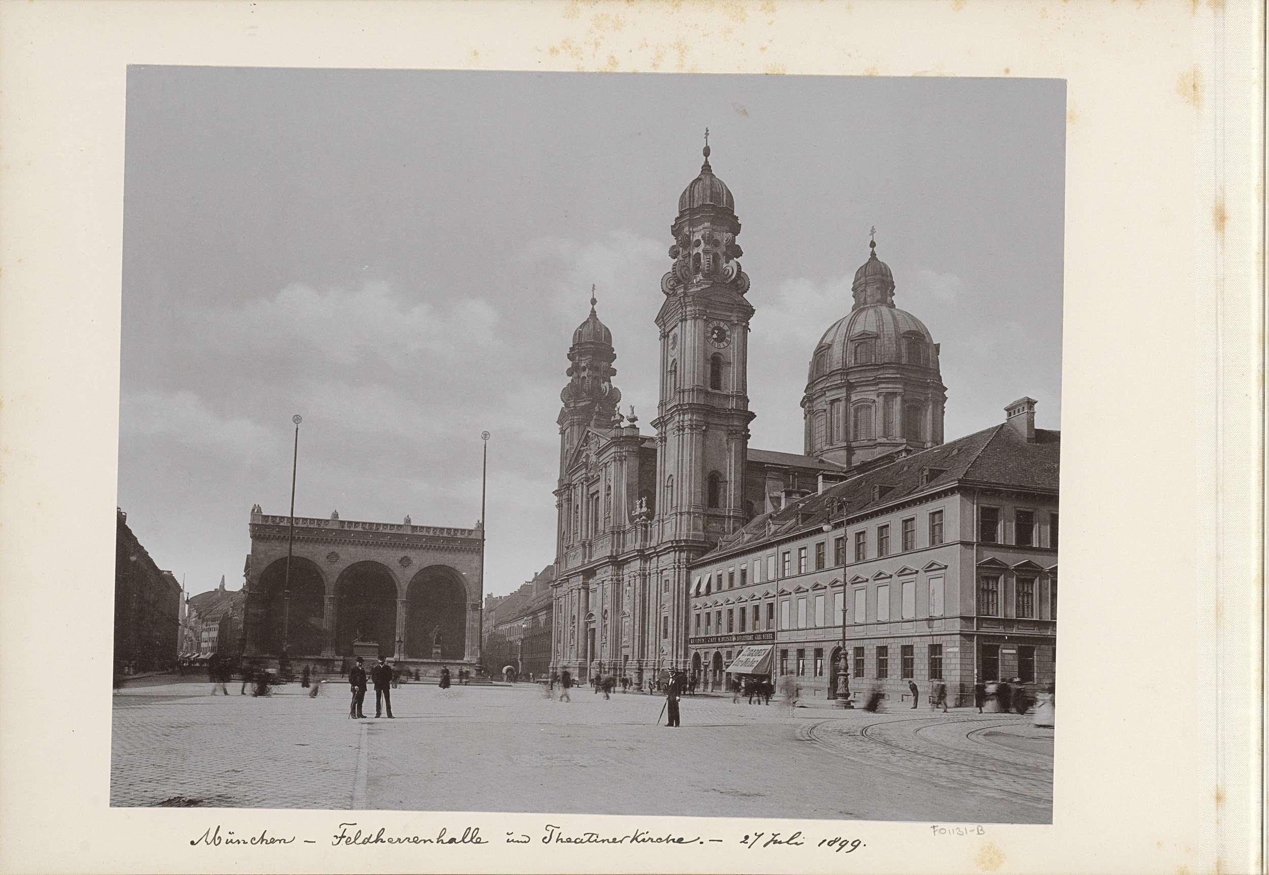 Odeonsplatz in München met links de Feldherrnhalle en rechts de Theatinerkerk