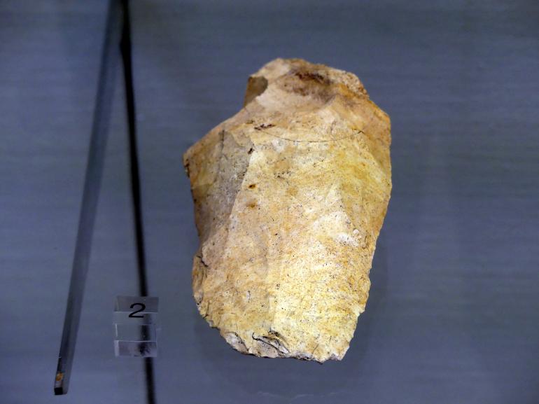 Altpaläolithischer Faustkeil, Altpaläolithikum, 370000 - 230000 v. Chr., Bild 1/2