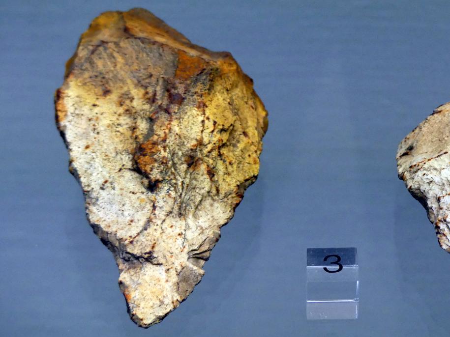 Mittelpaläolithischer Faustkeil, Mittelpaläolithikum, 200000 - 31000 v. Chr., Bild 1/2