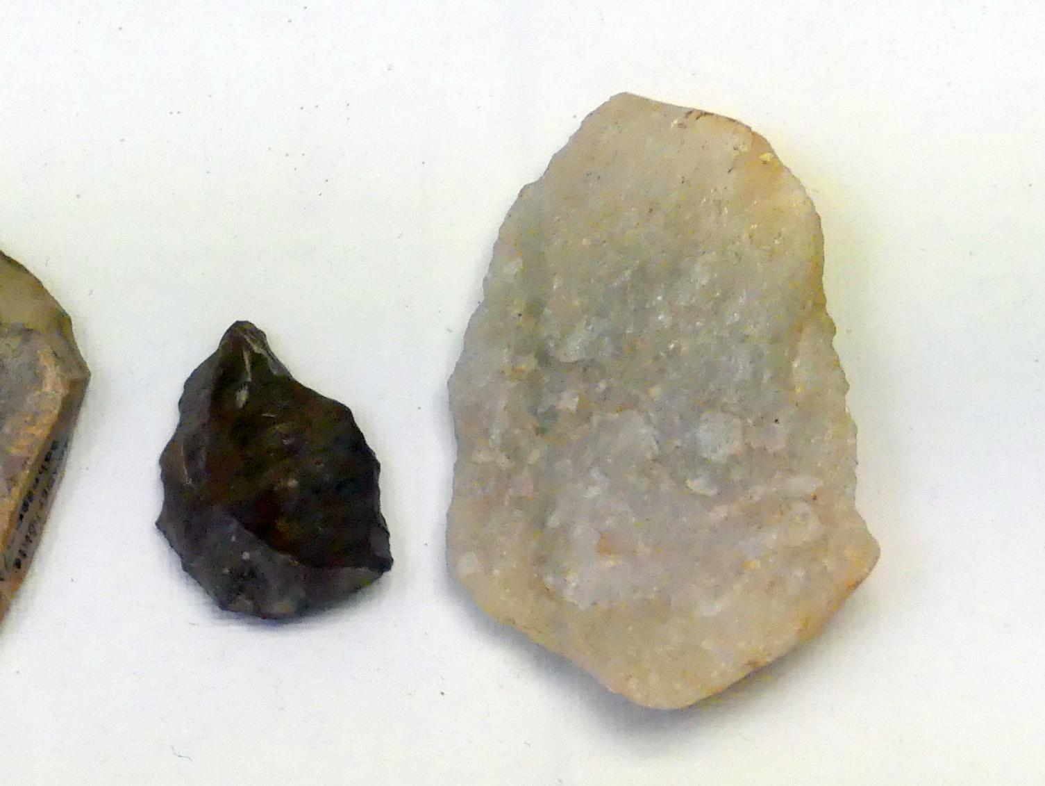 2 Schaber, Mittelpaläolithikum, 200000 - 31000 v. Chr., Bild 1/2