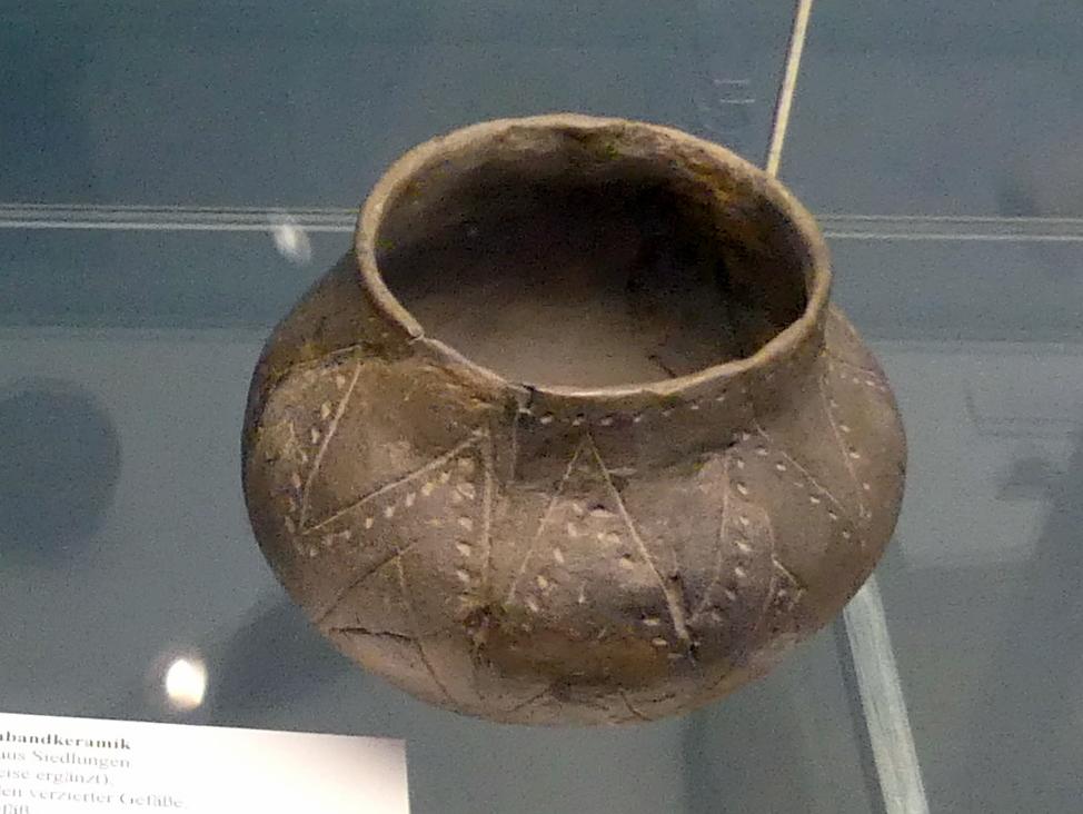 Verziertes Gefäß, Frühneolithikum (Altneolithikum), 5500 - 4900 v. Chr., Bild 1/3