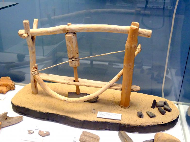 Rekonstruktion eines Steinbohrers, Frühneolithikum (Altneolithikum), 5500 - 4900 v. Chr., Bild 1/2