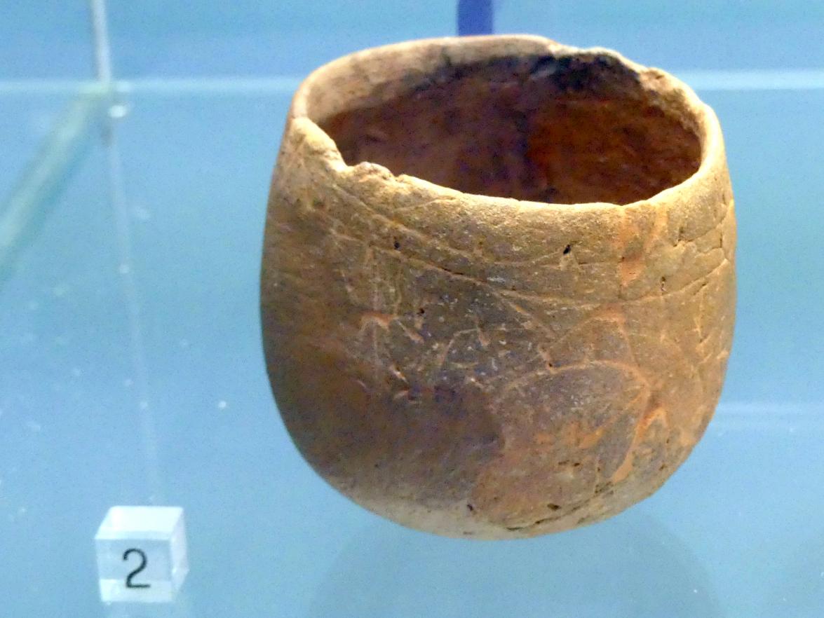 Schlicht verzierter Kumpf, Frühneolithikum (Altneolithikum), 5500 - 4900 v. Chr., Bild 1/2