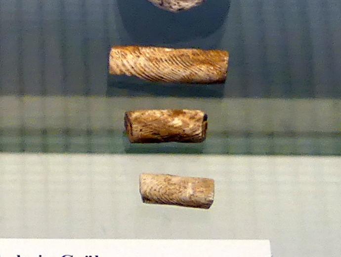 3 verzierte Perlen, Frühneolithikum (Altneolithikum), 5500 - 4900 v. Chr.