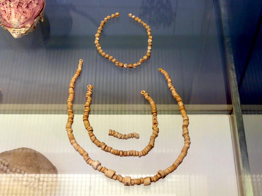 Perlenketten, Frühneolithikum (Altneolithikum), 5500 - 4900 v. Chr., Bild 1/2