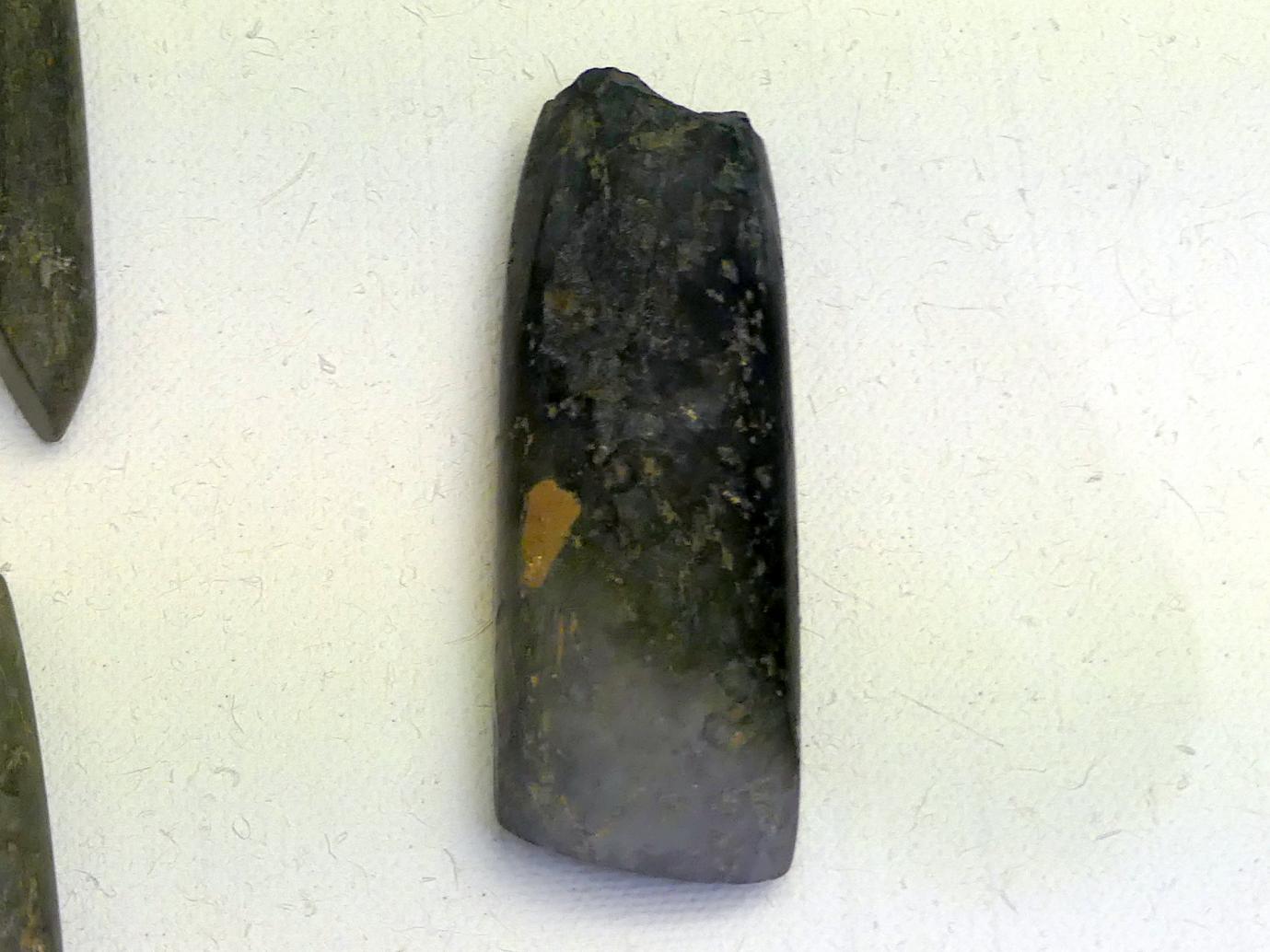 Beil oder Flachhacke, Frühneolithikum (Altneolithikum), 5500 - 4900 v. Chr., Bild 1/2