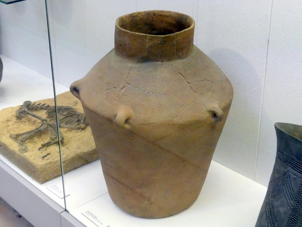 Großes Vorratsgefäß mit Ösenhenkeln, Mittelneolithikum, 5500 - 4400 v. Chr., Bild 2/3