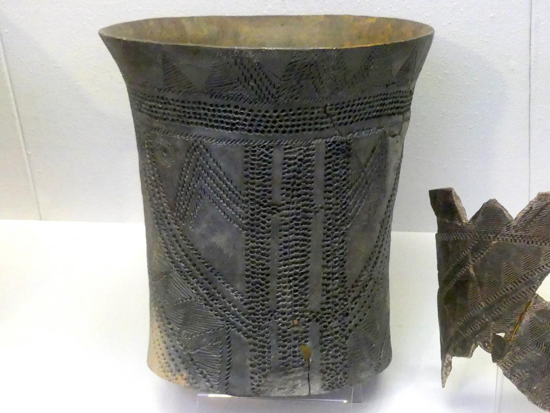 Steilwandiges Gefäß mit reicher Verzierung, Mittelneolithikum, 5500 - 4400 v. Chr.