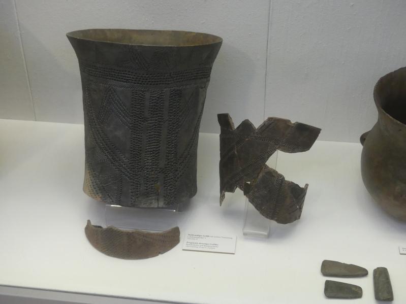 Steilwandiges Gefäß mit reicher Verzierung, Mittelneolithikum, 5500 - 4400 v. Chr., Bild 2/3