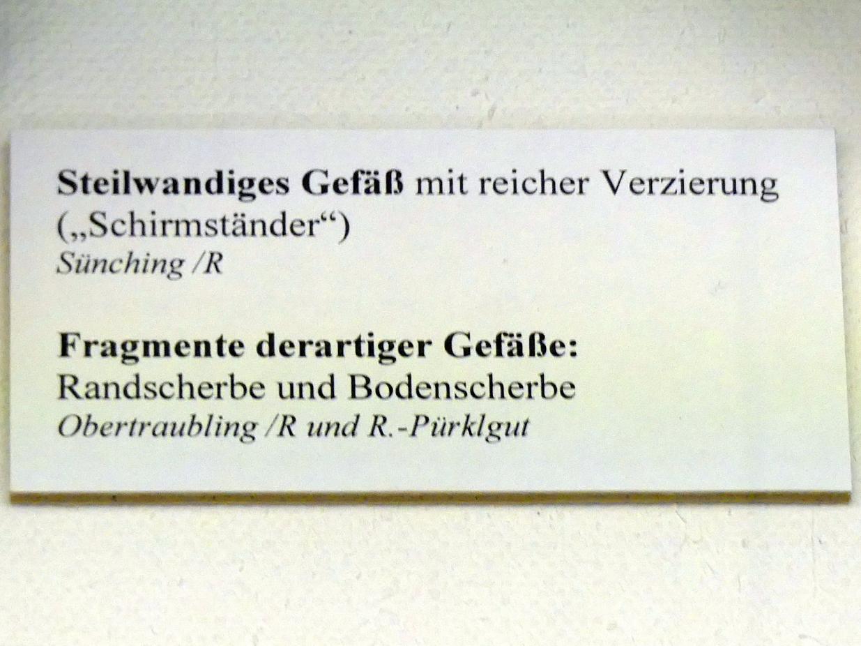 Steilwandiges Gefäß mit reicher Verzierung, Mittelneolithikum, 5500 - 4400 v. Chr., Bild 3/3