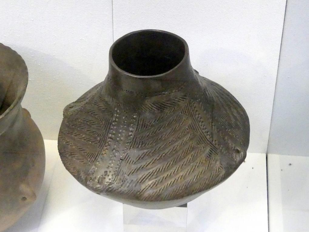 Verzierte doppelkonische Flasche, Mittelneolithikum, 5500 - 4400 v. Chr., Bild 1/2