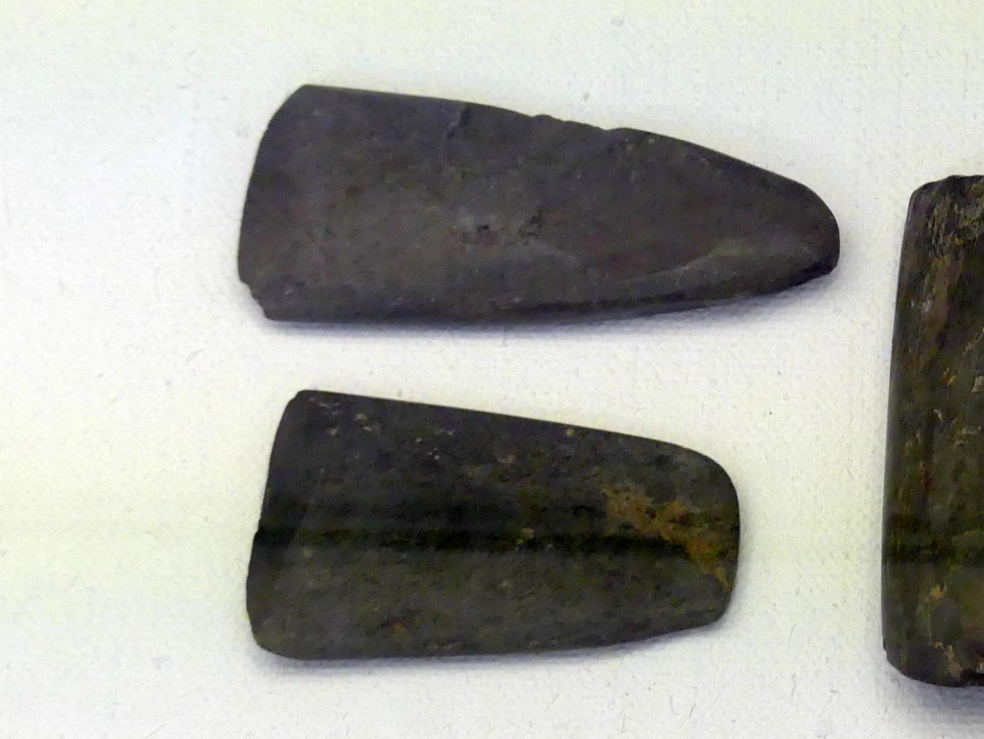 2 Flachbeile, Frühneolithikum (Altneolithikum), 5500 - 4900 v. Chr., Mittelneolithikum, 5500 - 4400 v. Chr.